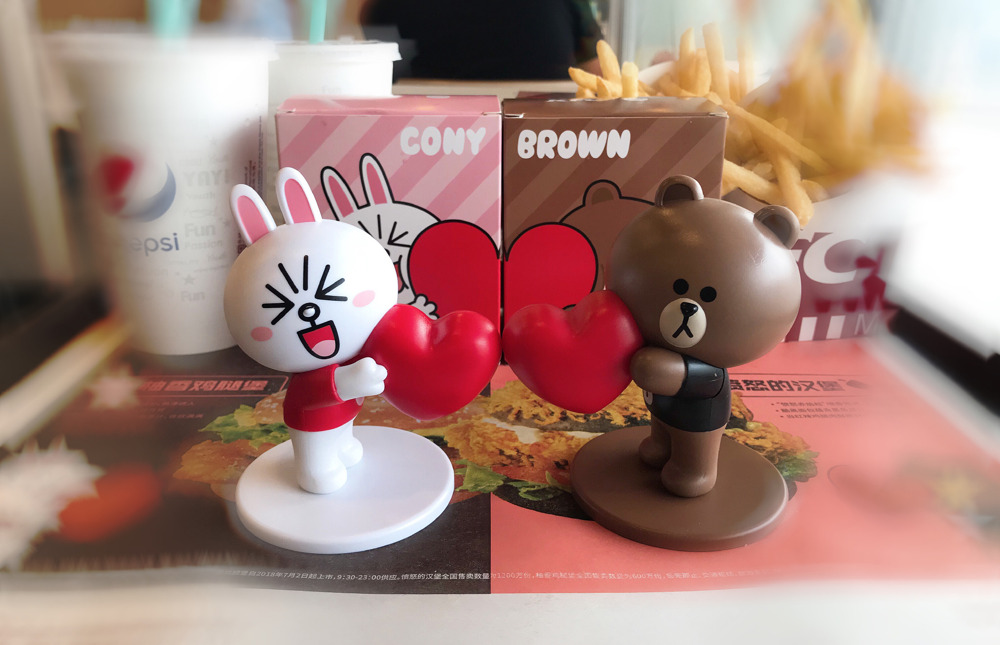 强烈安利肯德基新出的红黑CP堡,味道超棒,还有