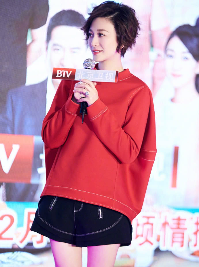 她插足富商恋情抢好姐妹男友,今嫁多年好友成豪太,穿搭有韵味!