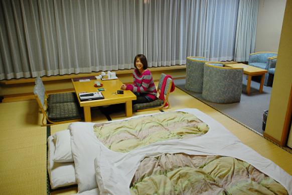 日本人喜欢睡地板,是因为家里没有床?其实他们睡地板没那么简单