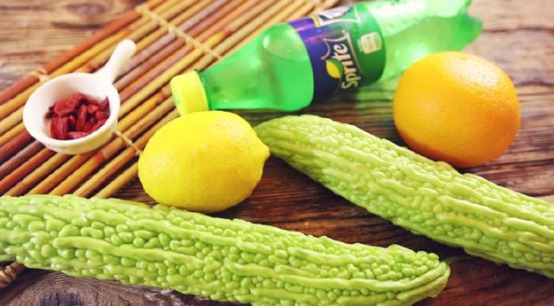 所需要的食材:苦瓜,柠檬,橙子,枸杞,雪碧