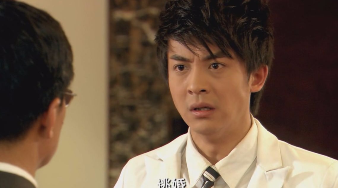 最近一场婚礼现场,新娘给父亲下跪,现场男女老