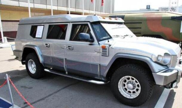 这台俄罗斯硬派越野车配81l发动机最大马力340匹还能防弹