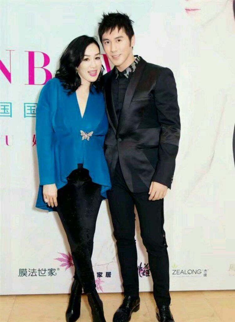 钟丽缇张根硕现身秀场,身材发福孕味十足