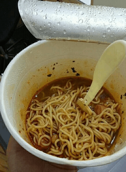 女友请我到她家吃饭,做了4个菜,我却没吃饱,回家吃了一桶方便面