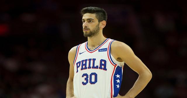 他们可以选择交易,也可以放弃杰里德-贝勒斯来获得足够的工资空间给