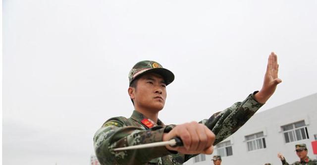反握刀柄是为了耍帅?特种兵这一动作让人捉摸不透,真相很凶险