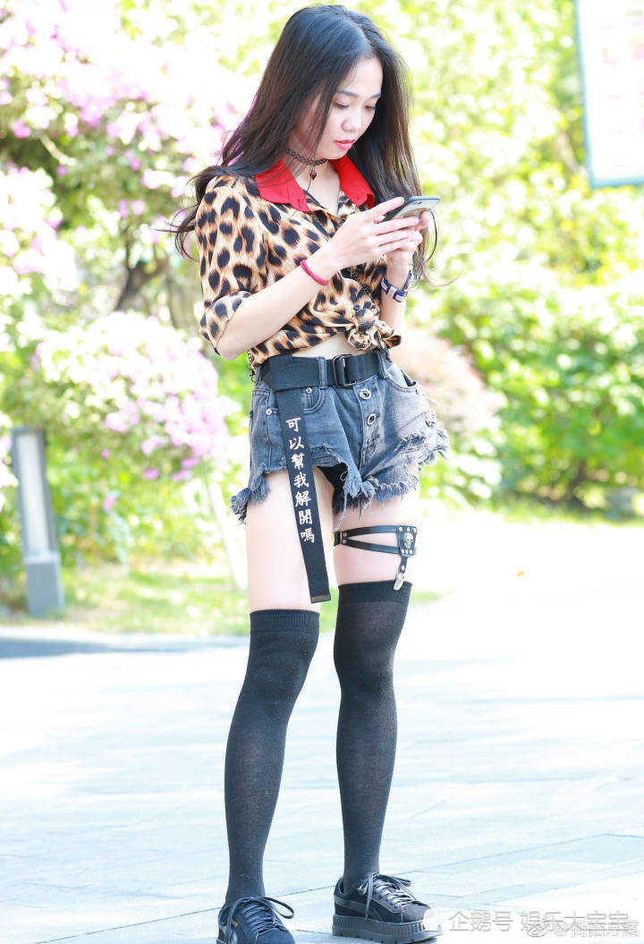 穿黑色长袜的热裤美女,靓点自寻