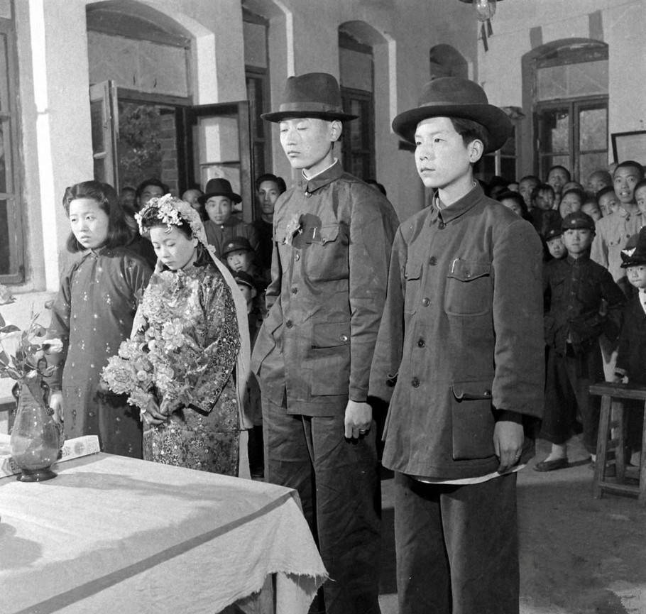 镜头下: 建国前一个大户人家父母包办的婚礼, 新娘只有14岁