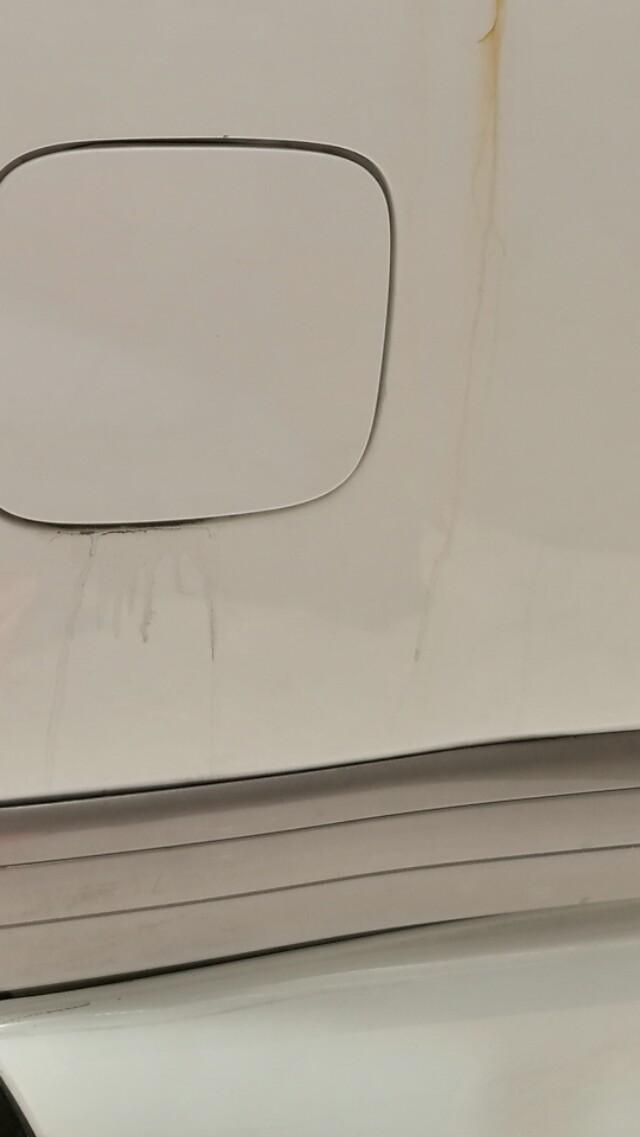 白色车身漆面有许多小黄点,像生锈了一样,怎么去掉?