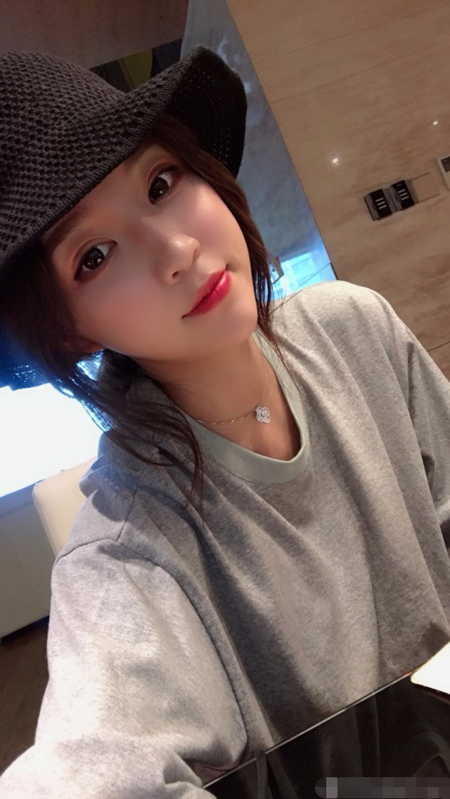 王思聪前女友雪梨自嘲自己是死鱼眼但眼神却更像个幽怨小媳妇