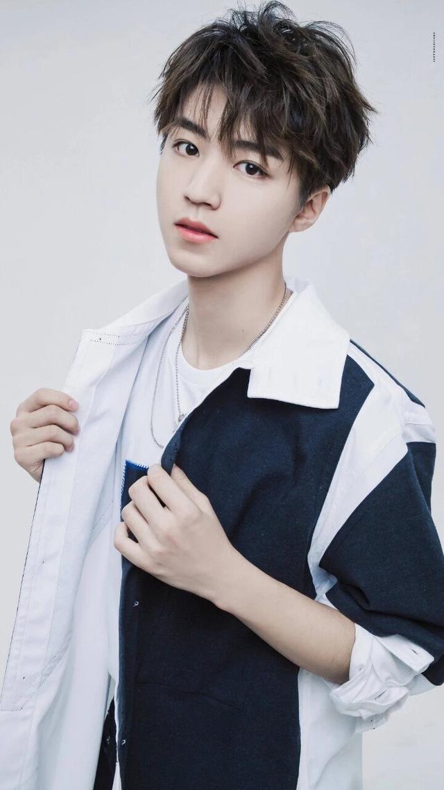 王俊凯原来是个保守型的人,王俊凯第一次抱女