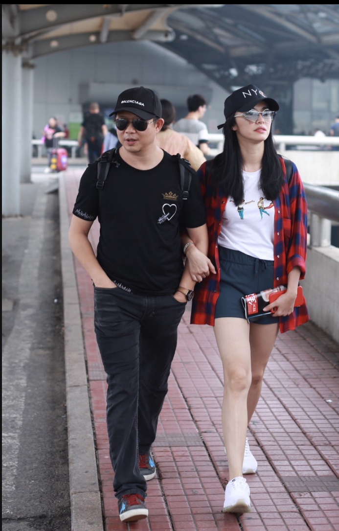 姚晨与老公现身机场 一路挎着老公耳语酷似初恋小情侣难掩幸福