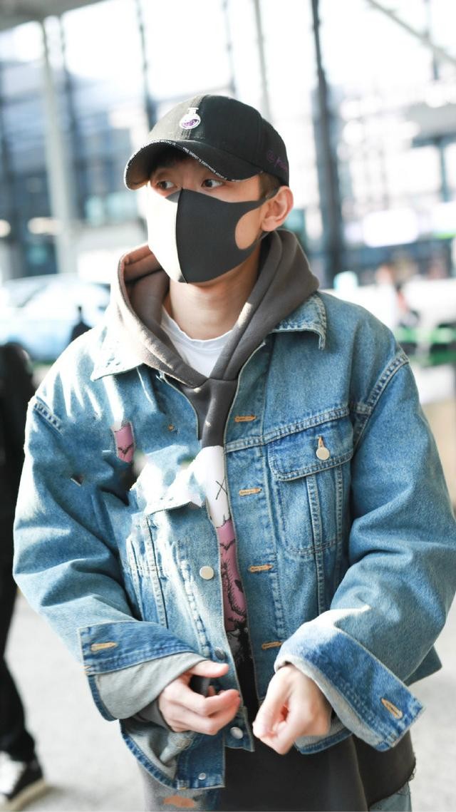 张一山牛仔套装搭配黑色棒球帽现身机场戴着黑色口罩遮面又酷又帅