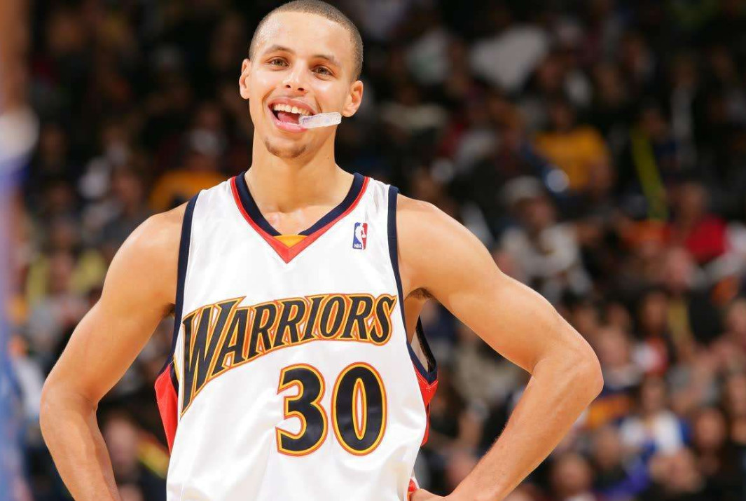 为何没有身体天赋的库里能称霸nba?看看他下飞机后的举动吧!