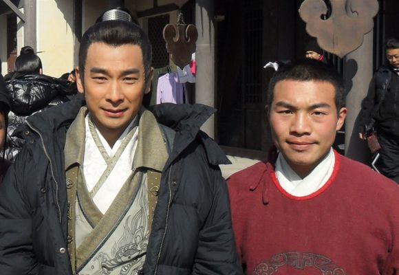 盘点横店龙套演员和各大明星的合影: 看到最后一张莫名笑了