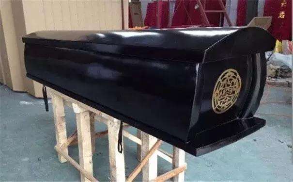 父亲去世三天儿子每晚梦到他哭泣,开棺后见他