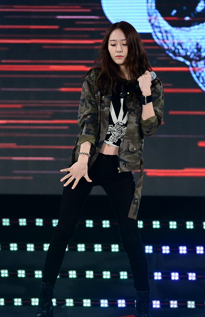 fx函数团郑秀晶舞台帅气照,曾经的水晶小蛮腰让人羡慕