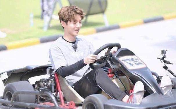 明星开车谁最酷周杰伦耍酷王俊凯认真热巴更是时髦到飞起