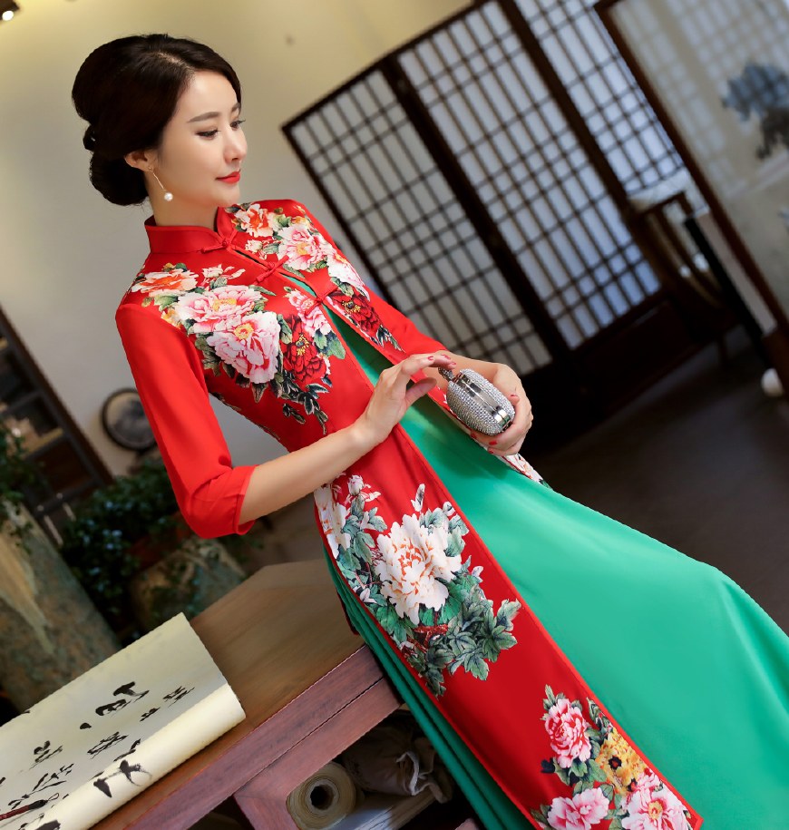 娇羞如新娘,当她试穿这件丝绸旗袍裙时,大家都觉得太美了