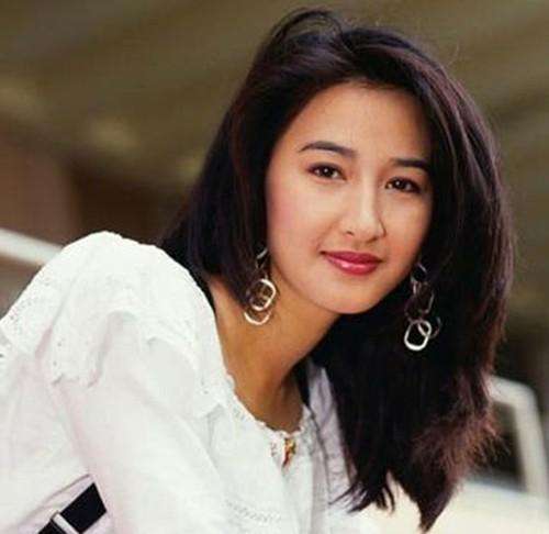 张家辉与关咏荷两个人不仅仅在名气上天差地别,两人家境也是相差悬殊.