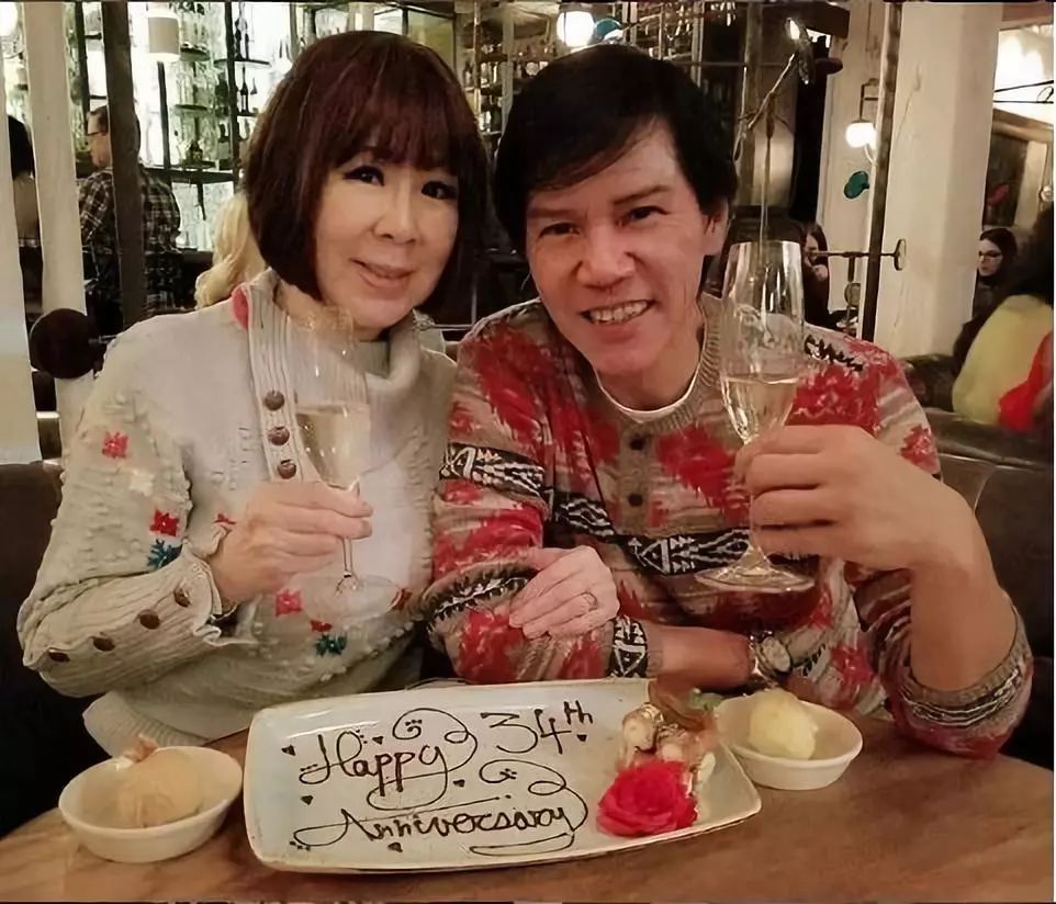而61岁的tvb老戏骨林嘉华跟太太刘宝珍结婚已经34年,两人依旧恩爱如初