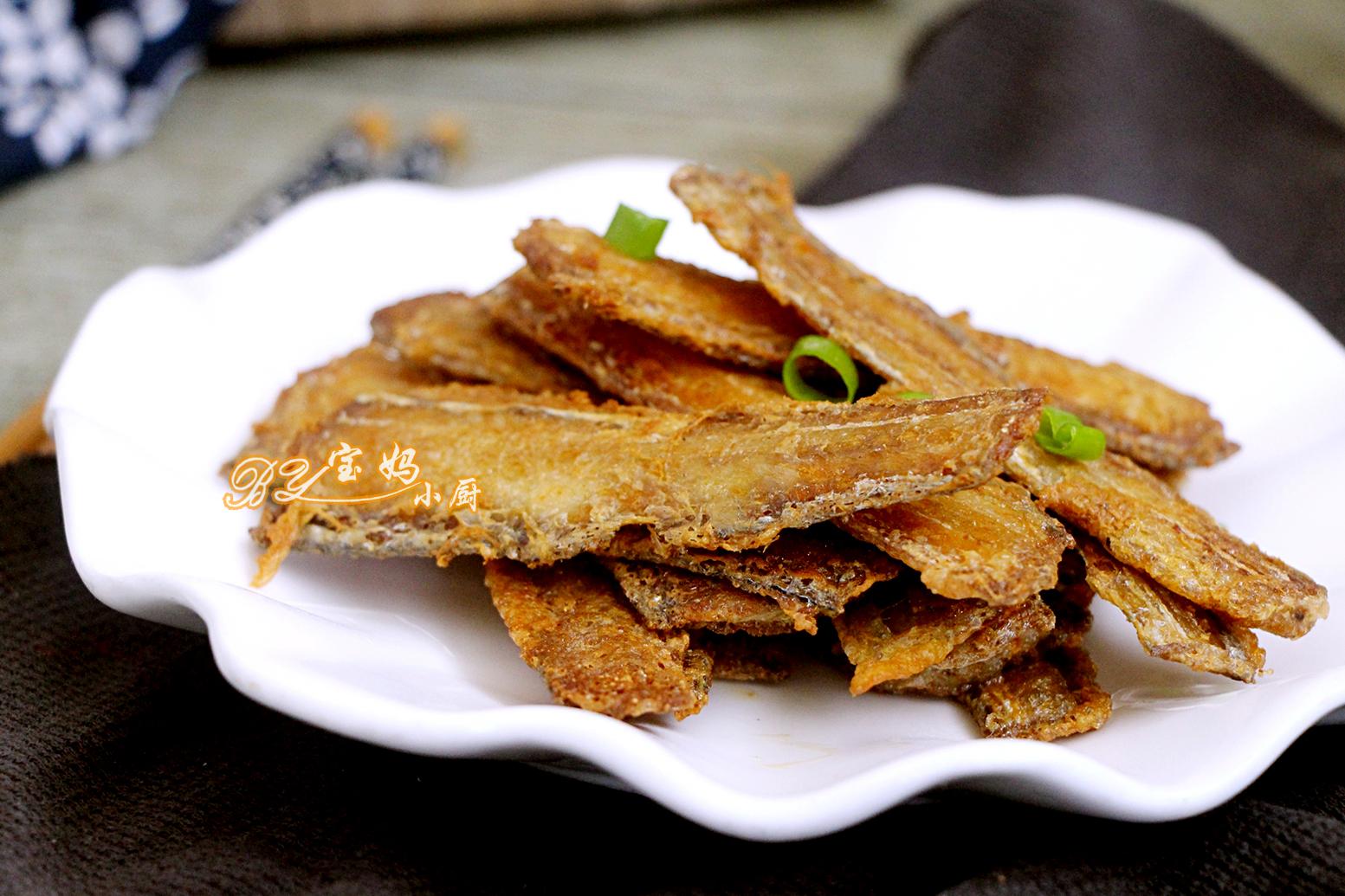 夏天,带鱼这样做省事又好吃,鱼不粘锅,颜色金黄,越吃越香