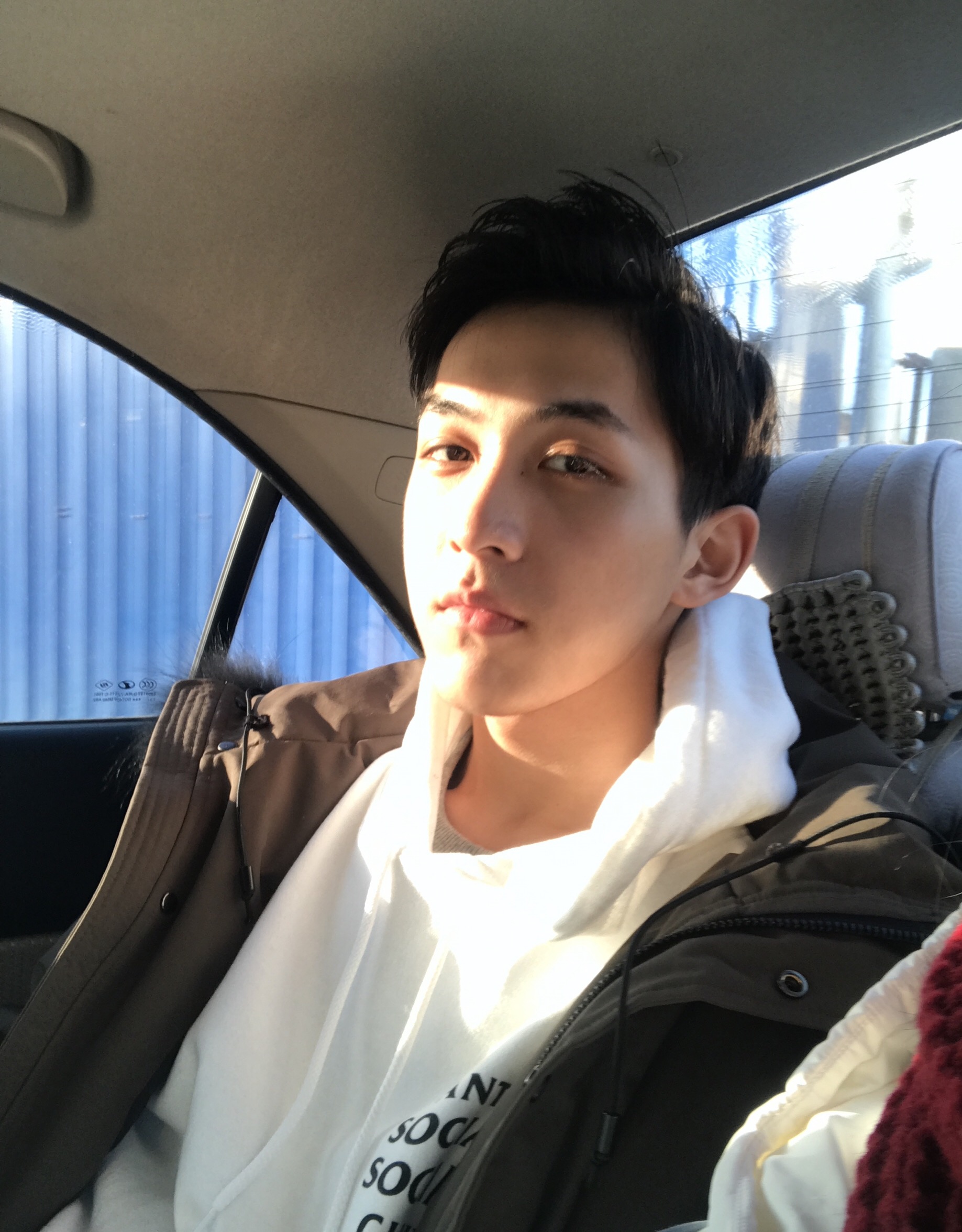 小哥哥的眼神锁定我 有点被迷到了