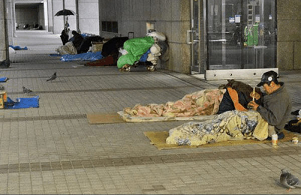 住在香港的都是富人? 别傻了, 香港也有一些住在隧道里的流浪汉!