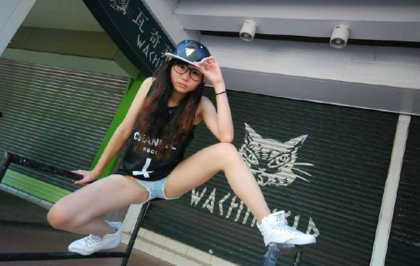 少女热裤街头自拍 傲人身材和火爆姿势让人叹 少女热裤街头自拍 傲人身材和火爆姿势让人叹