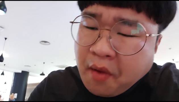 韩国吃播胖哥,每次都吃的很开心,说说笑笑吃吃