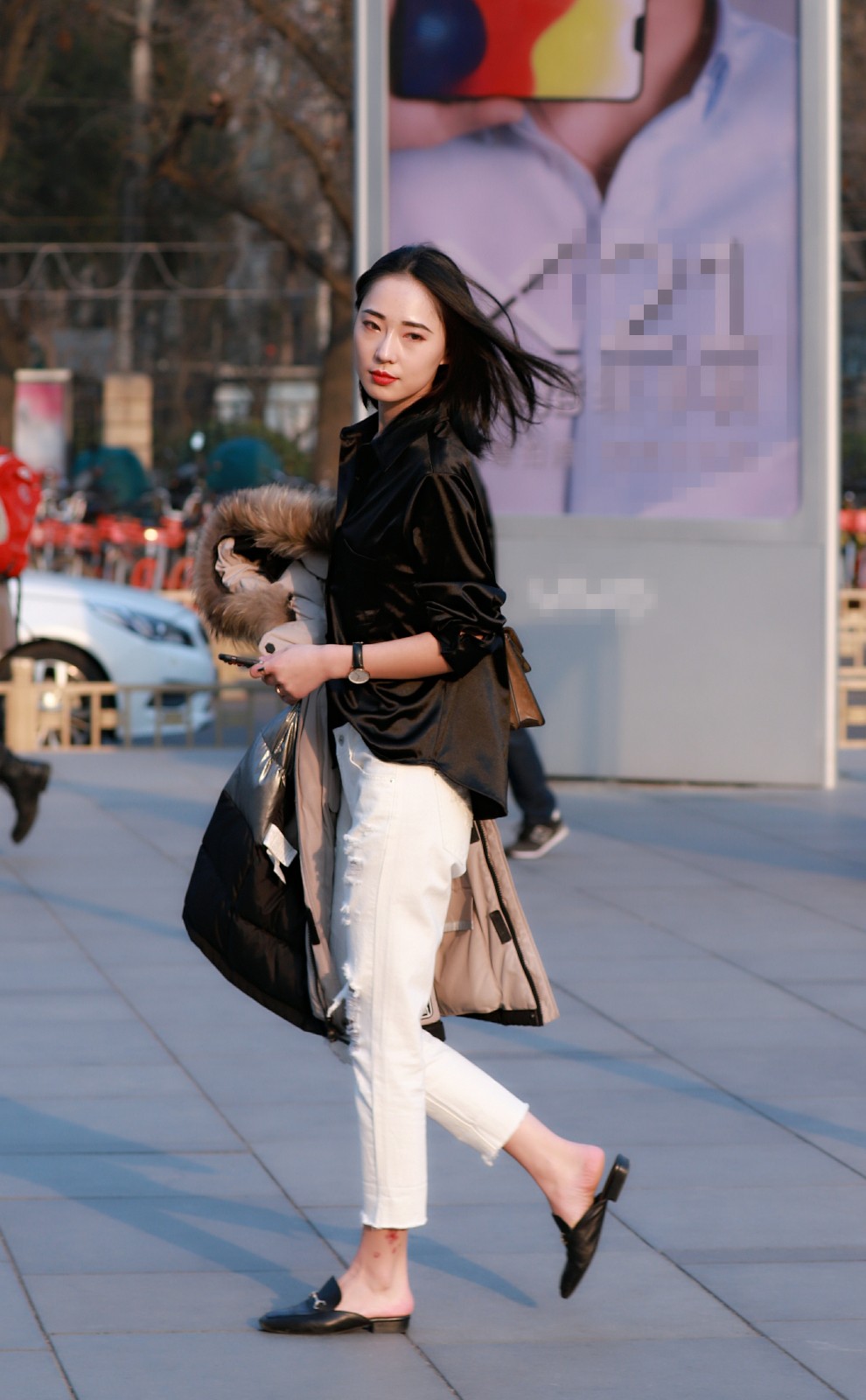 北京街拍:姑娘们就像是一朵朵美丽的鲜花,在三里屯竞相开放_新浪看点