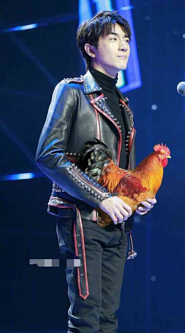 当明星手中奖杯被p是啥样:颖宝拿鱼,范爷拿白菜,胡一天拿五花肉,网友