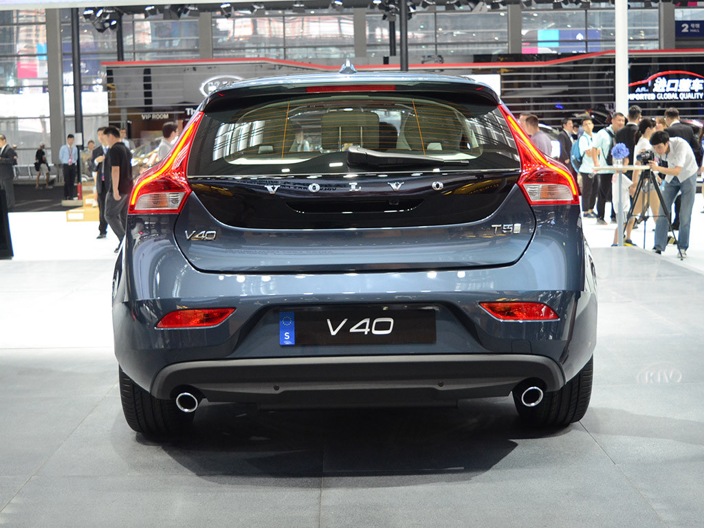 沃尔沃v40是基于cma平台所打造,v40在售价上也非常的"接地气"入门级