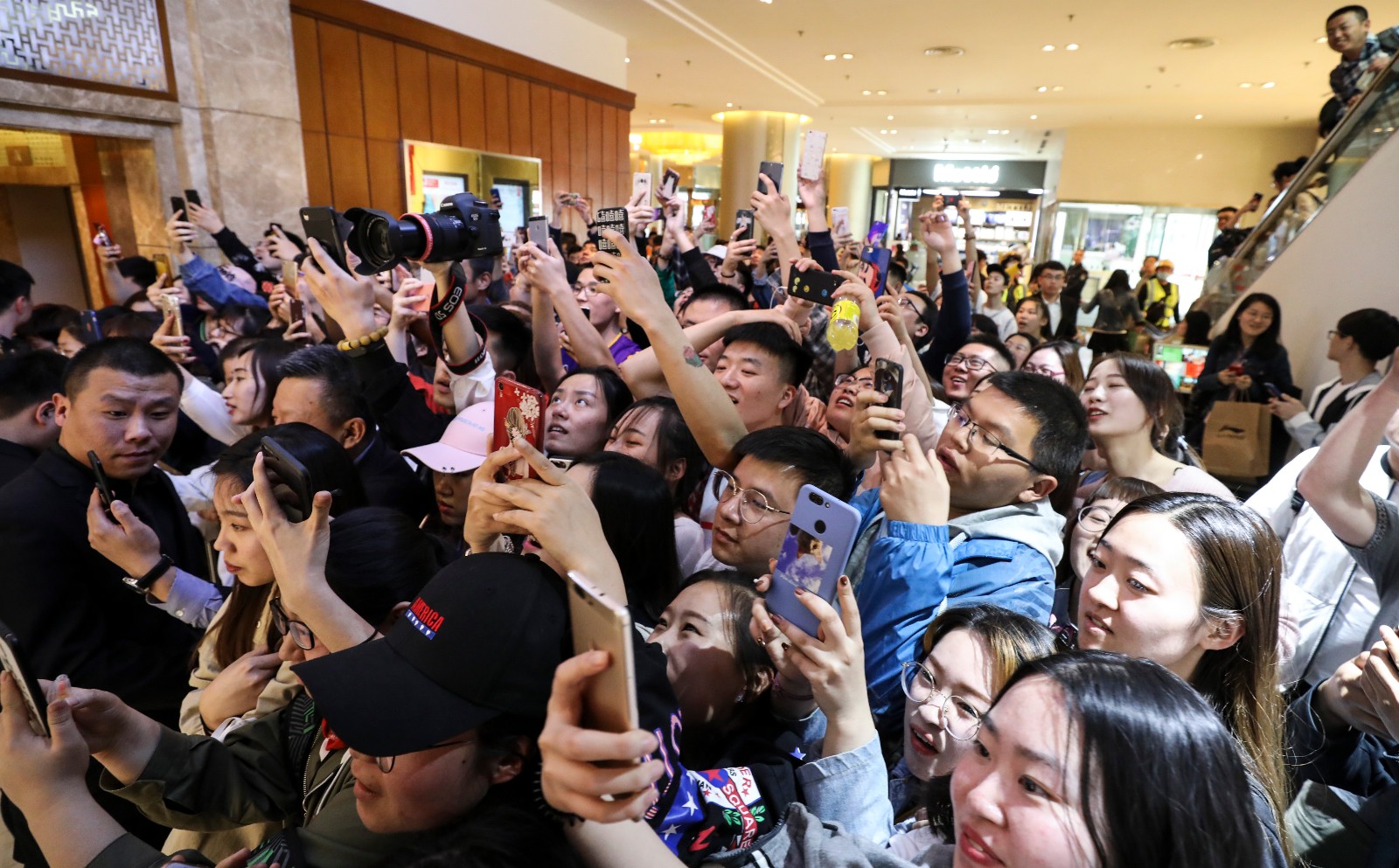 辽篮取得总冠军人气爆棚 出席品牌活动遭疯狂粉丝包围_新浪看点
