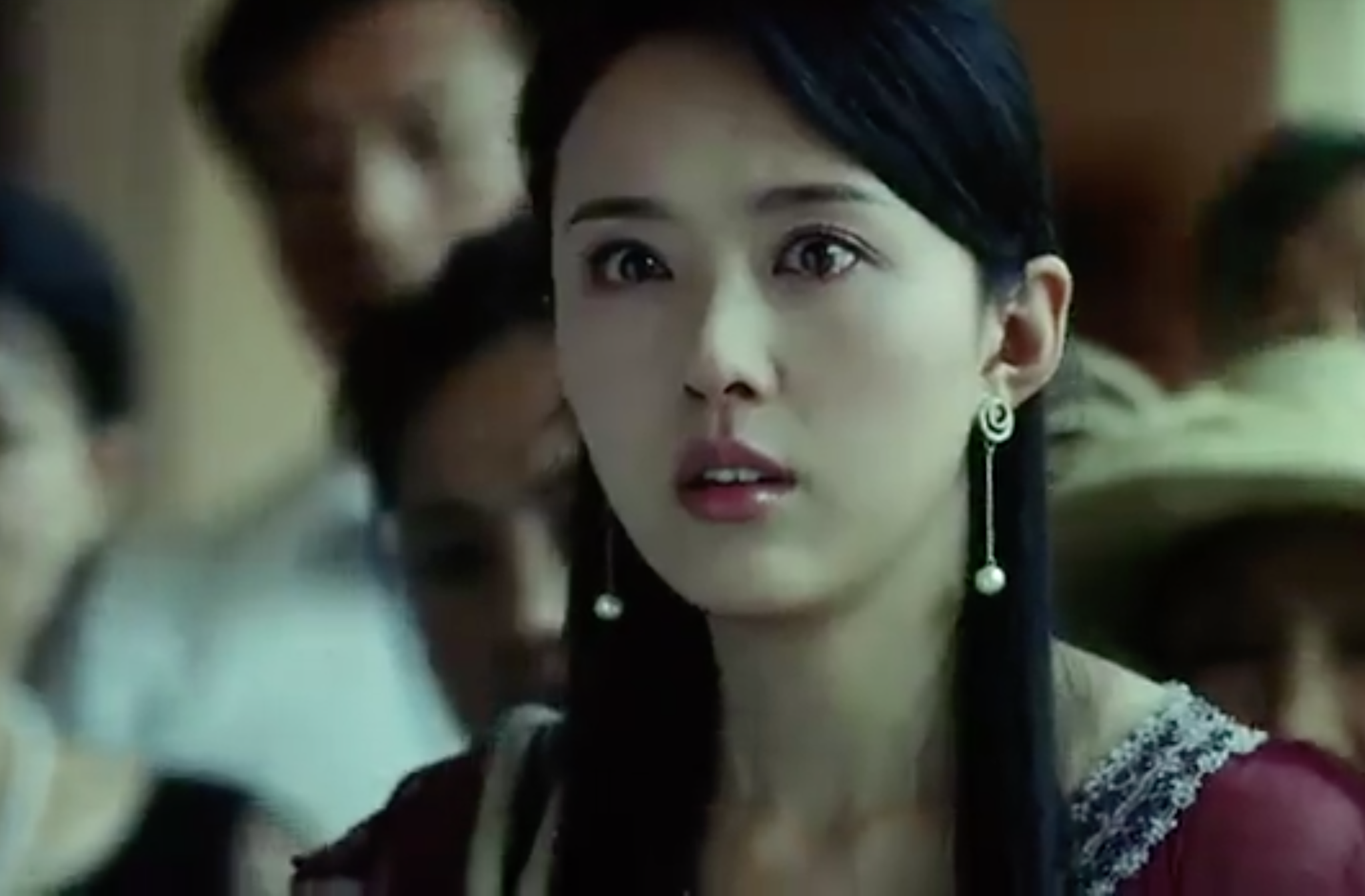 颜丹晨站在这里笑与不笑都是美人