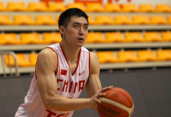 肌肉男,体脂比c罗还低,今夏自由市场最火球员多队哄抢|c罗|赵泰隆|cba