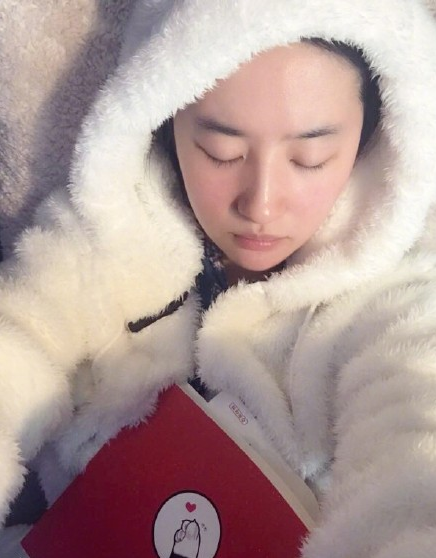 刘亦菲闭眼浅睡,惹人怜爱,想来拍戏强度一定很大,休息时间非常少,女神