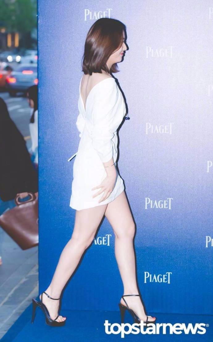 郑秀晶穿白色一字肩连衣短裙亮相活动,肤白貌美大秀美腿!