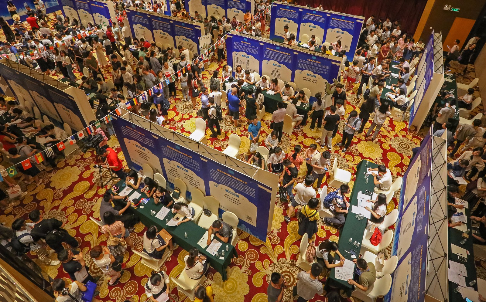 招聘会人山人海2600多个岗位可选择 高端职位求才若渴