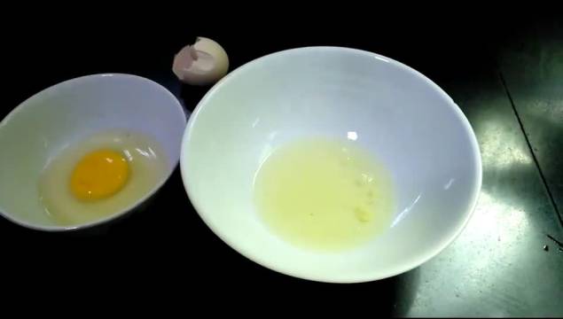 煮鸡蛋的蛋黄上有一个黑点,是怎么回事?