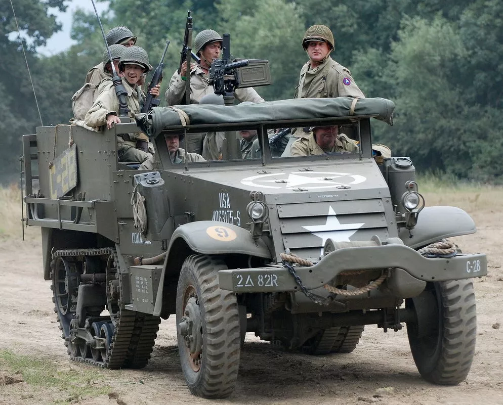 德国和美国已经提出了解决方案,办法就是上图中的半履带车