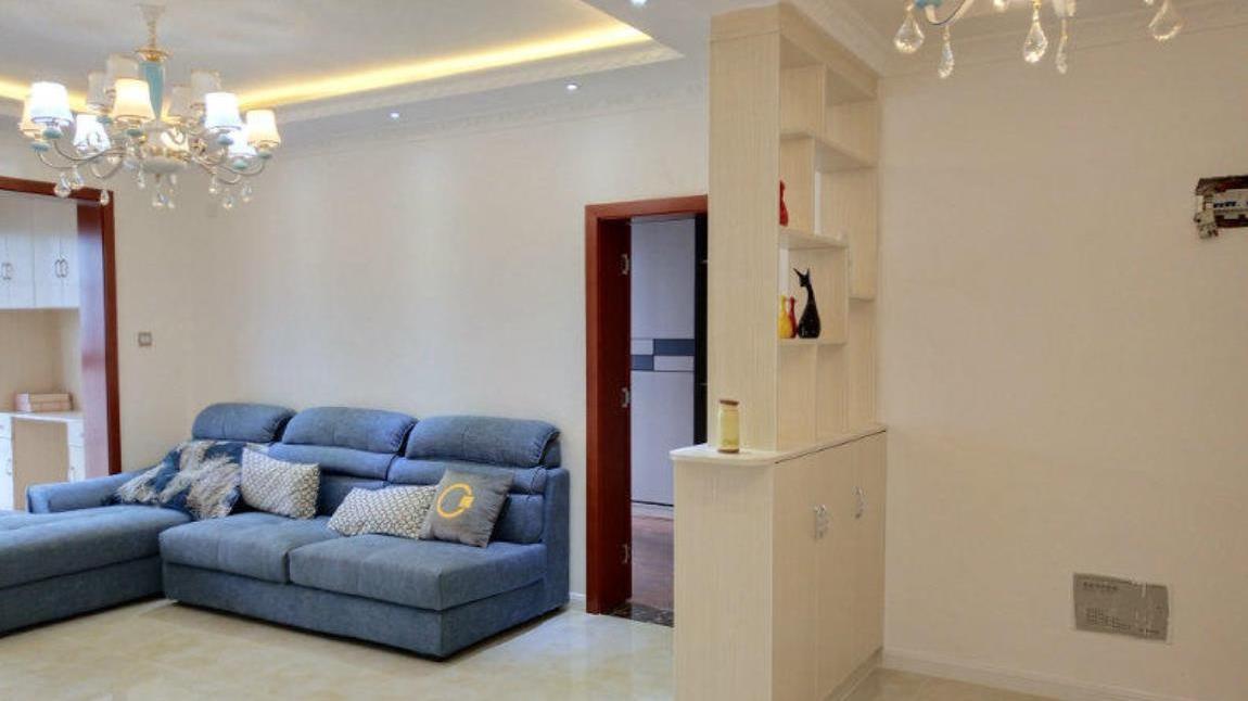 81㎡简约装修,瓷砖地板搭配白墙,这种接地气的效果真是百看不厌