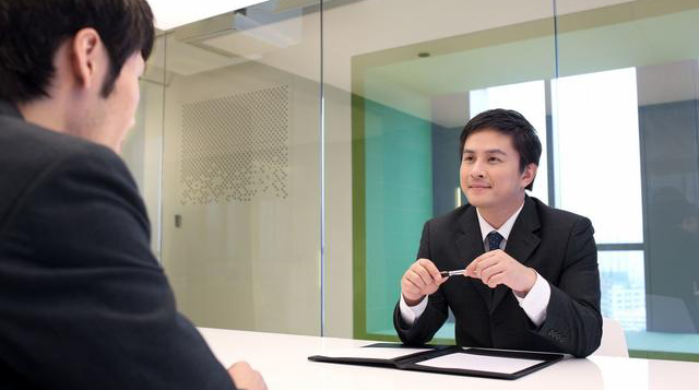 开口工资7000元,面试官让大学生滚,他一句话,面试官表情精彩了