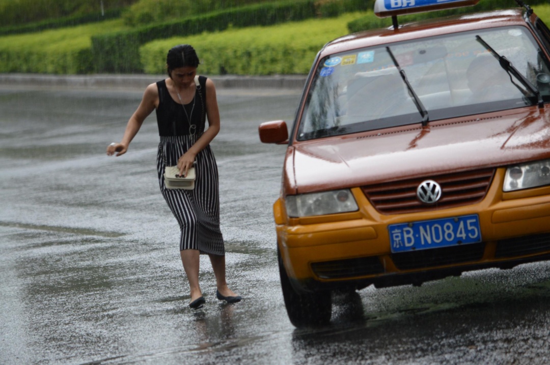 北京夏天暴雨不断,行人躲雨狼狈不堪,你有过这样不断经历吗?