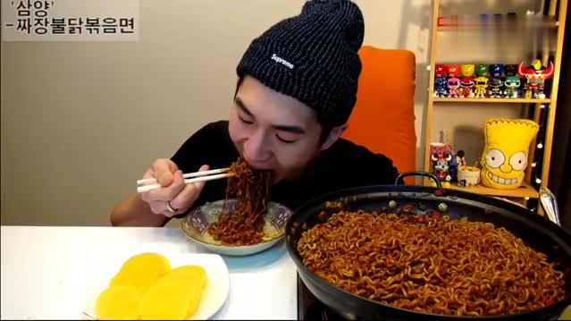韩国奔驰小哥自制炸酱面,深渊巨口,吃面都不用嚼的!