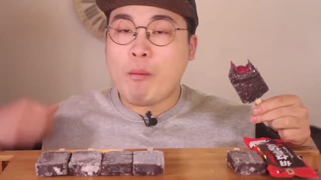 韩国吃播大胃王的铁齿钢牙,超冷雪糕直接大口咬着吃