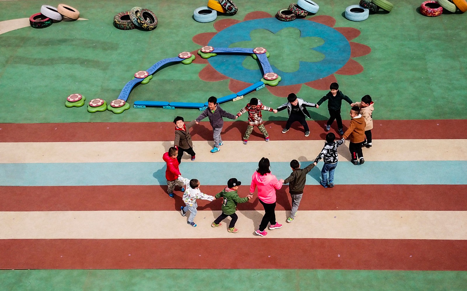 春天里幼儿园的童趣孩子们玩的游戏你都玩过吗