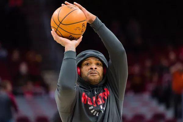 有趣的是,塔克从来不是一个有投篮天赋的球员,他仅仅靠着刻苦与努力