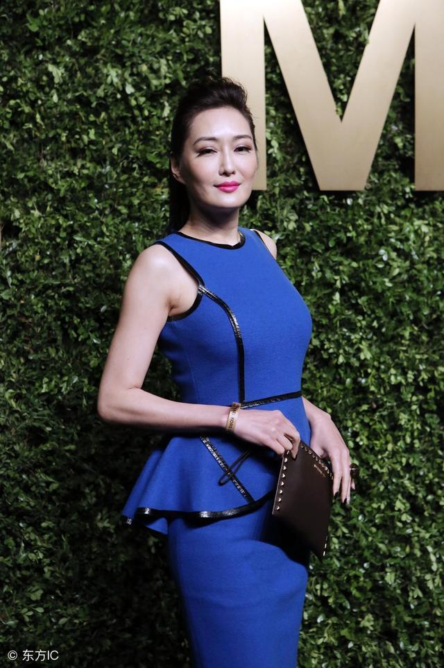 51岁的孟广美出席某活动网友人老颜不老身材比我女票还要好