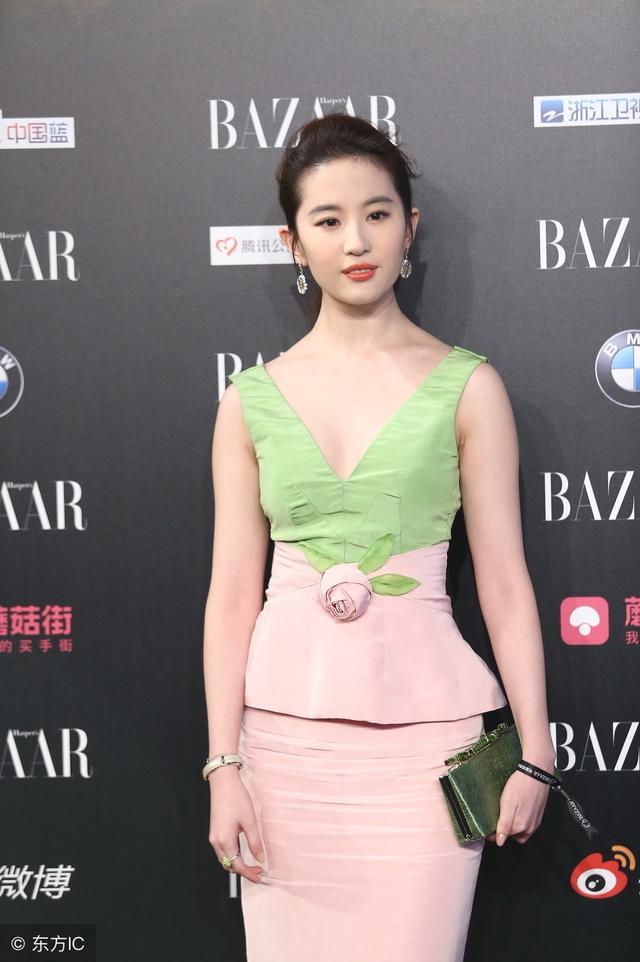 刘亦菲穿仙桃裙难看是因为溜肩可她古装好看却也是因为溜肩